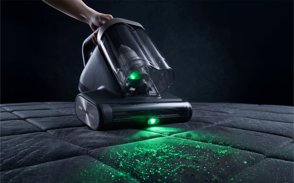 Grünes Licht des M700 Pro macht Haare und Staub auf dem Stoff sichtbar